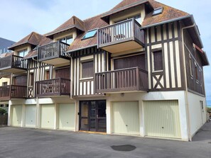 Exterior - Sea-View Studio with Balcony, Private Parking & Bikes - Sleeps 4 (Merville-Franceville-Plage)