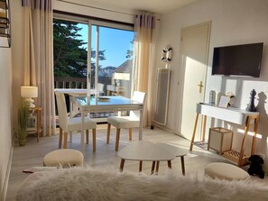 Interior - Sea-View Studio with Balcony, Private Parking & Bikes - Sleeps 4 (Merville-Franceville-Plage)