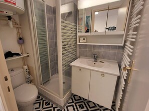 Hair dryer - Sea-View Studio with Balcony, Private Parking & Bikes - Sleeps 4 (Merville-Franceville-Plage)