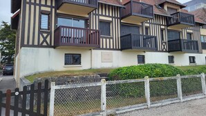Exterior - Sea-View Studio with Balcony, Private Parking & Bikes - Sleeps 4 (Merville-Franceville-Plage)