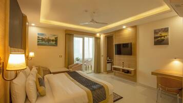 Deluxe Double Room | Desk, rollaway beds, free WiFi, bed sheets