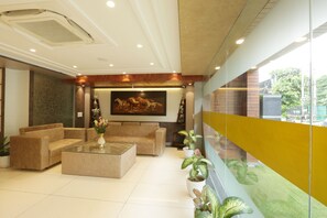 Lobby sitting area - Hotel Sakura by Maps, GURGAON (Gurugram)