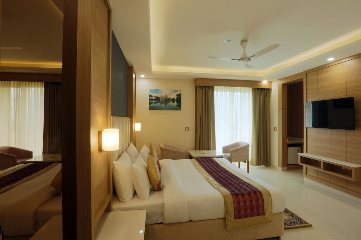 Desk, rollaway beds (surcharge), WiFi (free), bed sheets