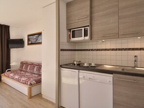 Réfrigérateur, micro-ondes, lave-vaisselle, cafetière/bouilloire