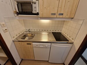 Kylskåp, ugn, diskmaskin och kaffe- och tebryggare