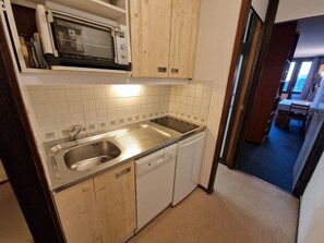 Fridge, oven, dishwasher, coffee/tea maker - Functional studio, ski-in/ski-out, balcony with Mont-Blanc view, for 3/4 guests (Plagne Aime 2000)