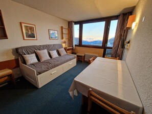 TV - Functional studio, ski-in/ski-out, balcony with Mont-Blanc view, for 3/4 guests (Plagne Aime 2000)