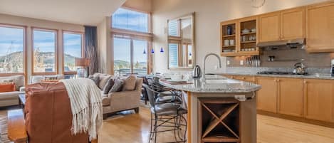 Een smart-tv en een open haard