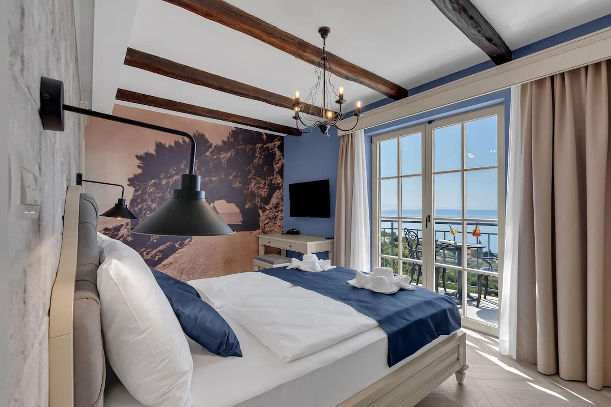Premium tweepersoonskamer | Luxe beddengoed, een minibar, een kluis op de kamer, een bureau