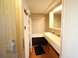 Bathroom - Renovated studio with balcony and covered parking (Chamrousse)