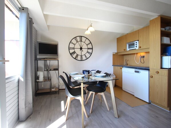 Dining - Renovated studio with balcony and covered parking (Chamrousse)