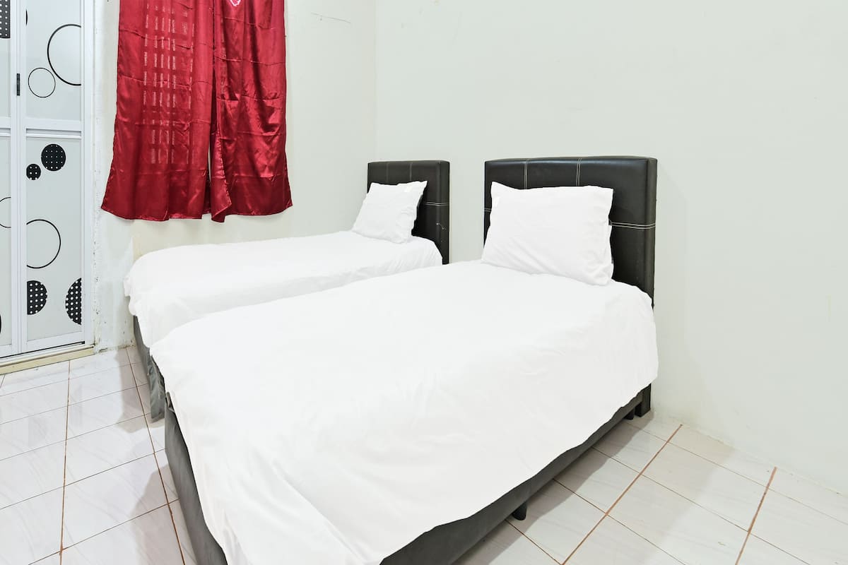 Habitación Deluxe con 2 camas individuales | 1 habitación, escritorio, wifi gratis y ropa de cama