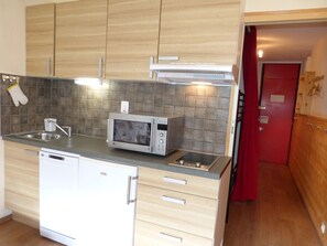 Kühlschrank, Mikrowelle, Herdplatte, Geschirrspüler