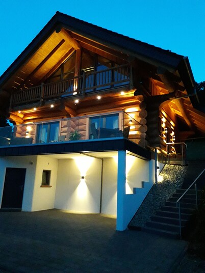 Kanadisches Naturstamm-blockhaus