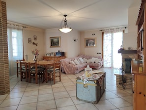 Fernseher, Kamin, Bücher
