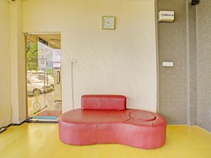 Lobby sitting area - OYO 90597 Delightful Holiday Inn (Ranau)