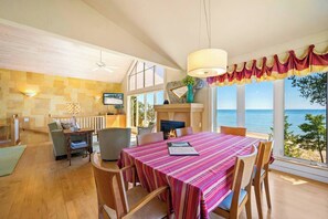 Dining - Waterfront - Bee's Lake House (Sturgeon Bay)