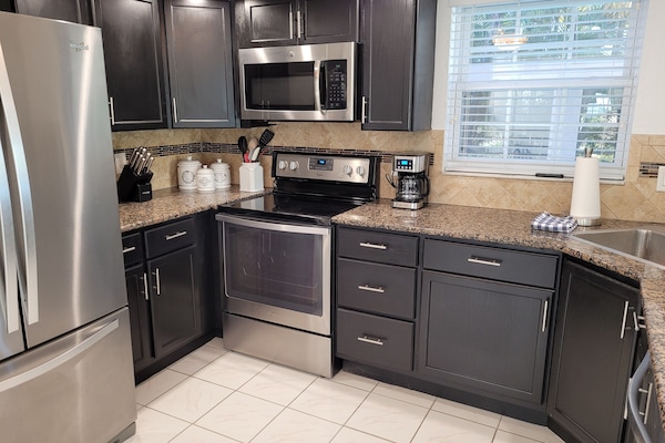 Geladeira, micro-ondas, fogão, cooktop