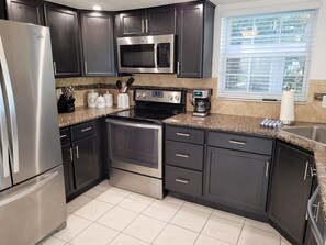 Een koelkast, een microgolfoven, een oven, een kookplaat