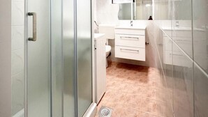Shower, hair dryer, towels - Apartmet Tulipano in Funtana, Istria (Funtana)