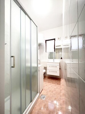 Shower, hair dryer, towels - Apartmet Tulipano in Funtana, Istria (Funtana)