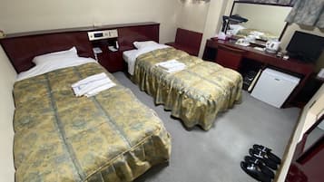 Escritorio, espacio para trabajar con laptop y ropa de cama