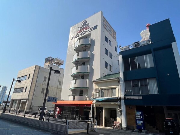 Un hotel de diseño moderno, con varios pisos y balcones.