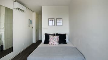 Luxury Studio Suite | Soundproofing, iron/ironing board, free WiFi, bed sheets
