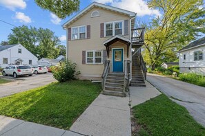 Exterior - Sunny, Furnished 2 Bedroom Upper Apt Near Downtown Green Bay (Green Bay)