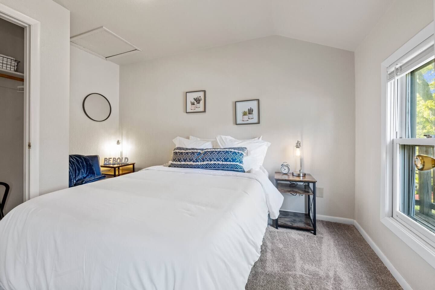 2 多间卧室、办公桌、收费 WiFi、床单