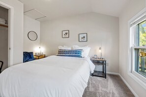 2 makuuhuonetta, työpöytä, Wi-Fi, vuodevaatteet