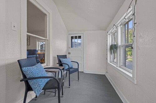 Sunny, Furnished  2 Bedroom Upper Apt Near Downtown Green Bay