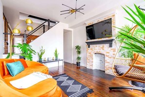 Télévision, livres, espaces bureaux