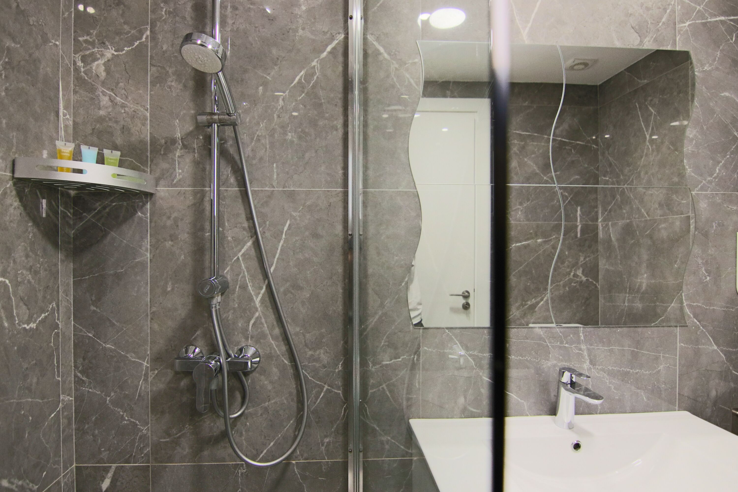 ラグジュアリー スタジオスイート | バスルーム | シャワー、タオル