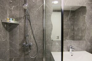 Luxury Studio Suite | Bathroom