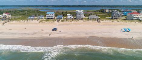 A beach with houses and a view of the ocean.