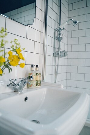 Ensemble douche/baignoire, sĂšche-cheveux, serviettes fournies, savon