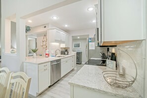 Geladeira, micro-ondas, fogão, cooktop