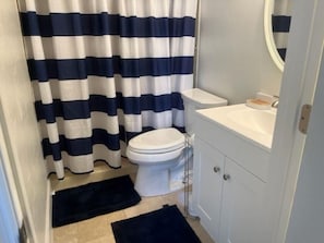 Badewanne, Haartrockner, Handtücher