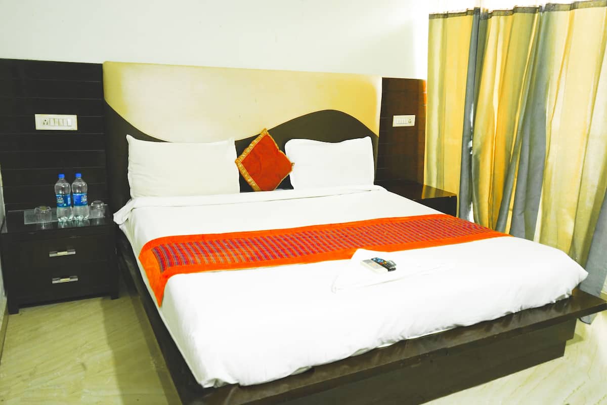 Deluxe Double Room Single Use | Premium bedding, down comforters, in-room safe, WiFi (free)