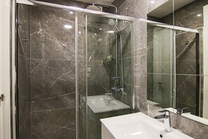 Luxury-Studiosuite | Badezimmer | Handtücher
