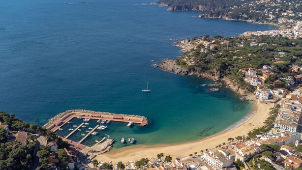 An aerial view of a coastal town with a marina, sandy beach, and residential buildings. - 4 Bedroom Modern House, Llafranc, Costa Brava (Llafranc)