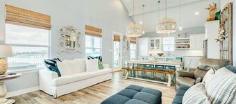 Sweet & Salty - Hot Tub, Across from Jetty, Best Ship Watching!