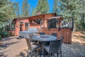 Outdoor dining - Spacious Sunriver Home on Golf Course with Hot Tub, SHARC Passes & Game Room (Sunriver)