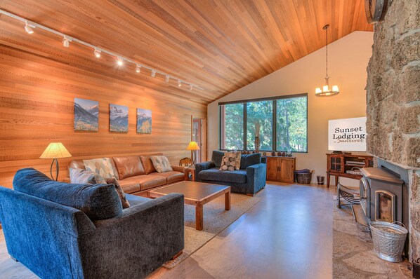 Smart TV, fireplace, video-game console, DVD player - Spacious Sunriver Home on Golf Course with Hot Tub, SHARC Passes & Game Room (Sunriver)