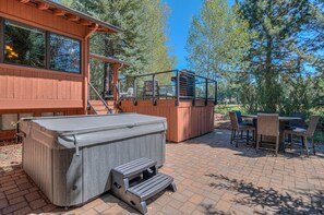 Outdoor dining - Spacious Sunriver Home on Golf Course with Hot Tub, SHARC Passes & Game Room (Sunriver)
