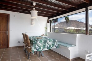 Dining - Villa "Montaña Roja" with Private Pool, Terraces & Wi-Fi (Playa Blanca)