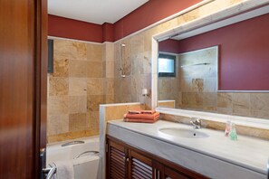 Badewanne, Haartrockner, Handtücher