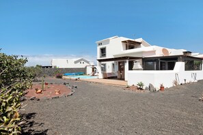Exterior - Villa "Montaña Roja" with Private Pool, Terraces & Wi-Fi (Playa Blanca)