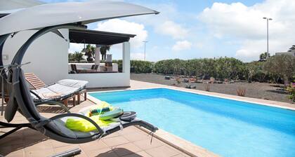 Villa "Montaña Roja" with Private Pool, Terraces, and Wi-Fi